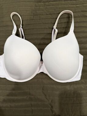 PINK Victoria's Secret White Molded T-Shirt Bra